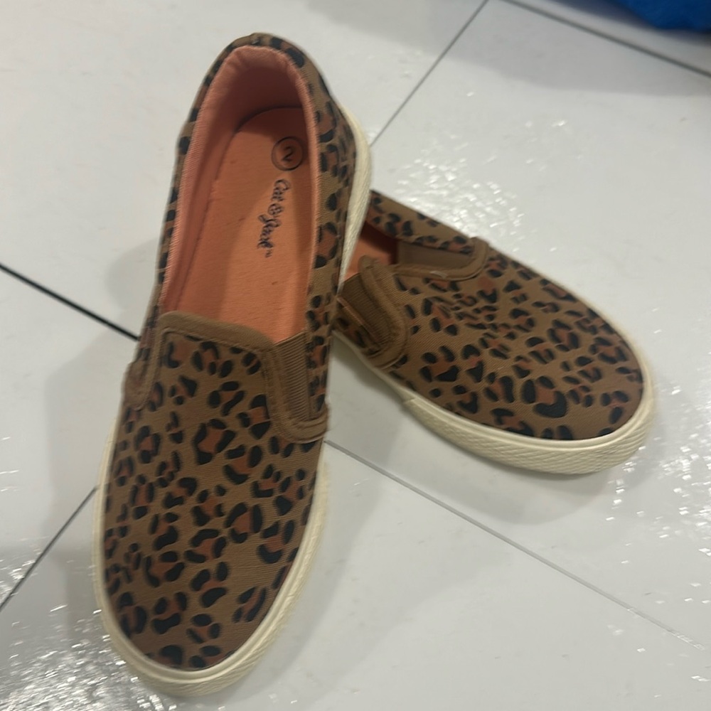 Girls Leopard Slip On, Size 2.